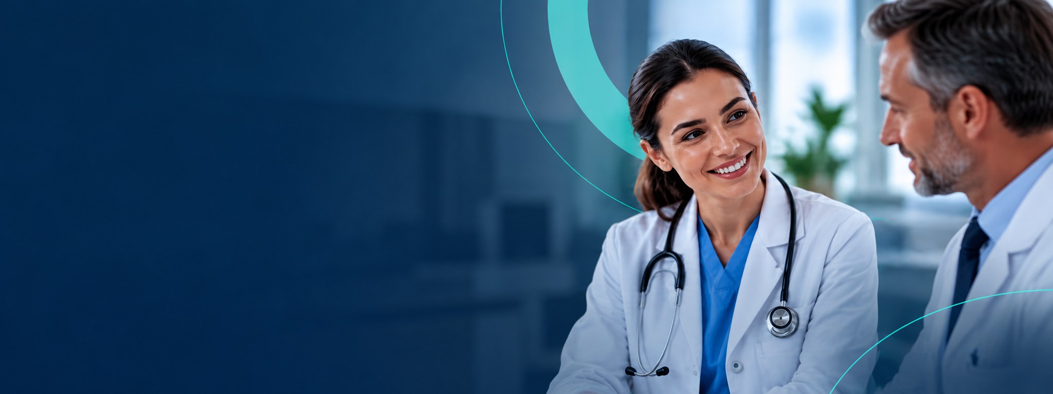 Médicos conversando em um ambiente clínico